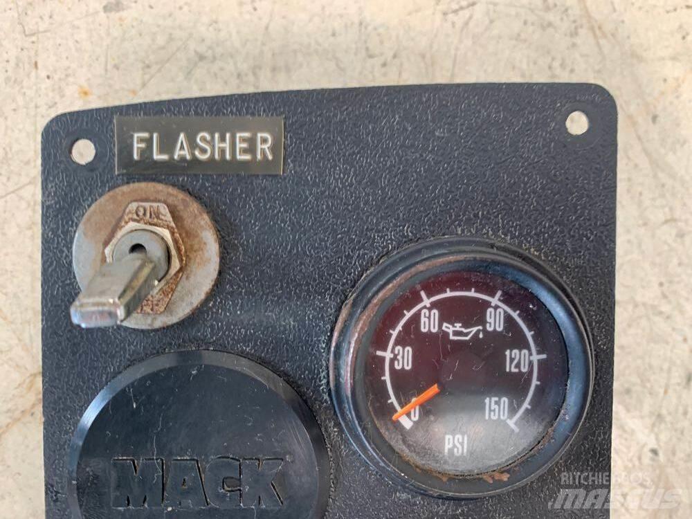 Mack RD680 Elektroonikaseadmed