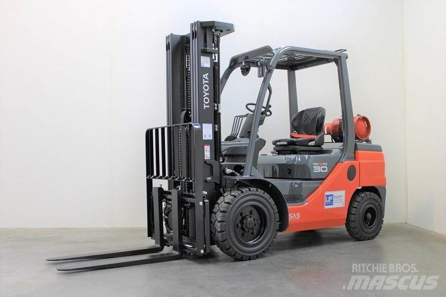Toyota 02-8FGF30 Gaasitõstukid