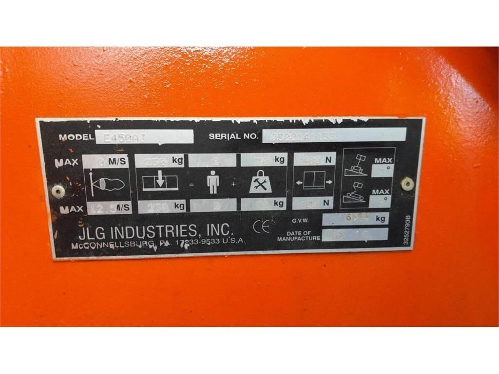 JLG E450AJ Iseliikuvad poomtõstukid