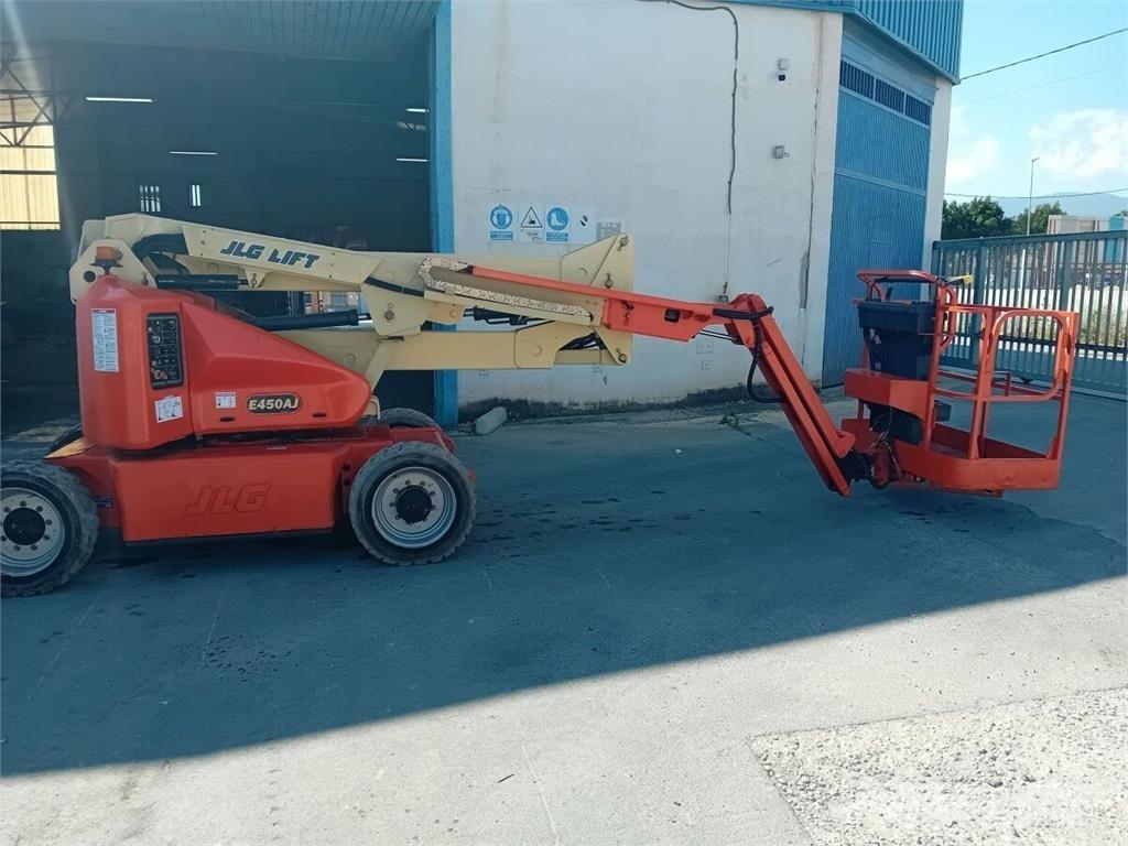 JLG E450AJ Iseliikuvad poomtõstukid