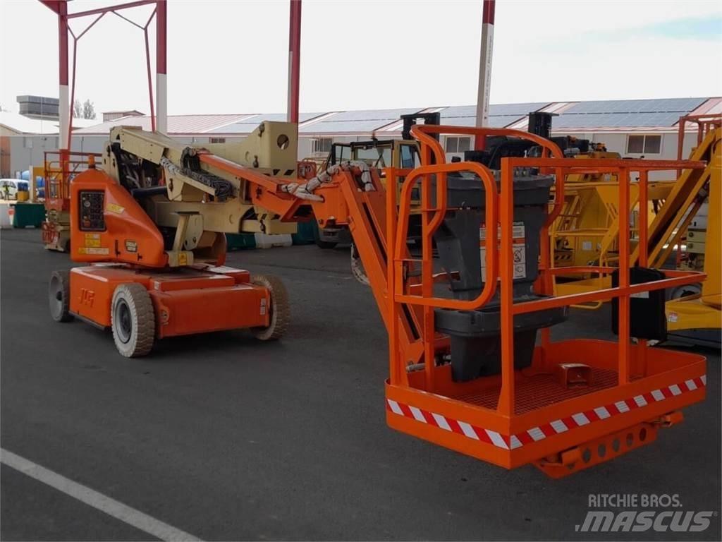 JLG LO2.5 Iseliikuvad poomtõstukid
