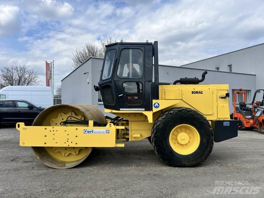 JCB Vibromax W 1402 D Ühe trumliga rullid