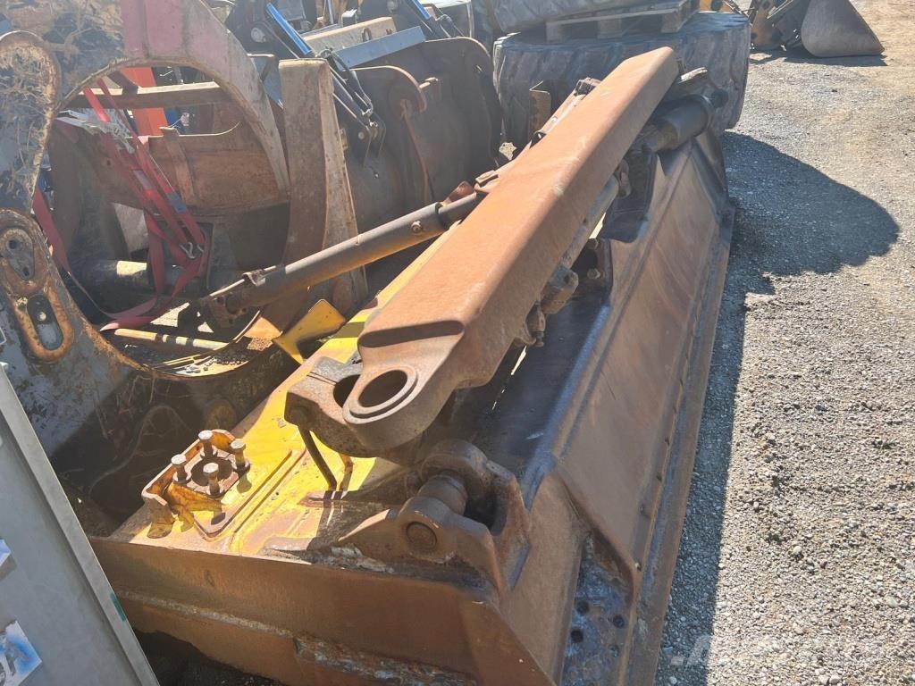 Komatsu D 65 EX-15 Buldooserid