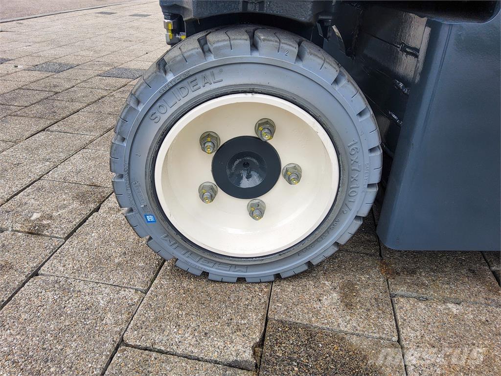 Combilift CBE 3000 Neljasuuna lükandmastiga tõstukid