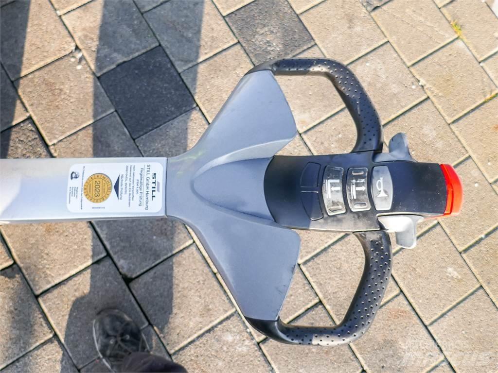 Still EXH 30 Järelkäidavad virnastajad