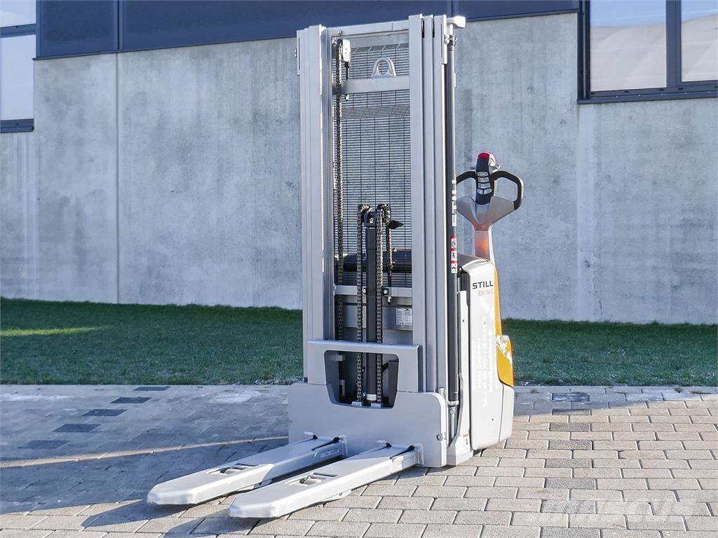 Still EXV 14i Järelkäidavad virnastajad