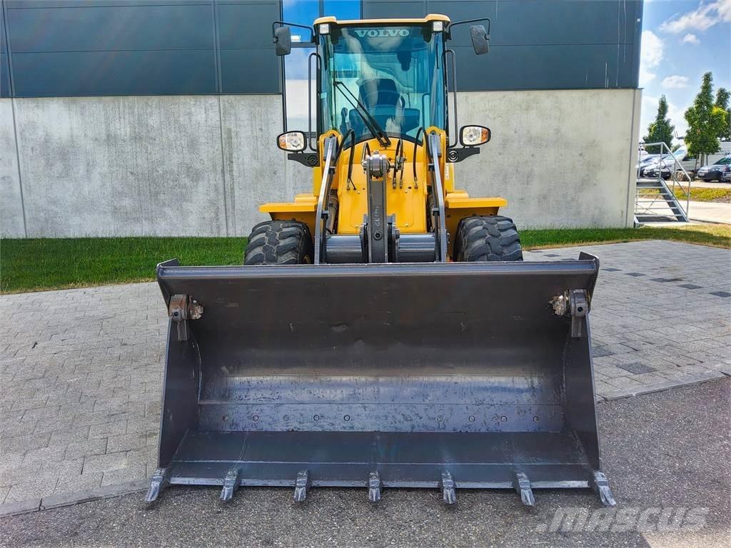 Volvo L 30G Miniekskavaatorid < 7 t