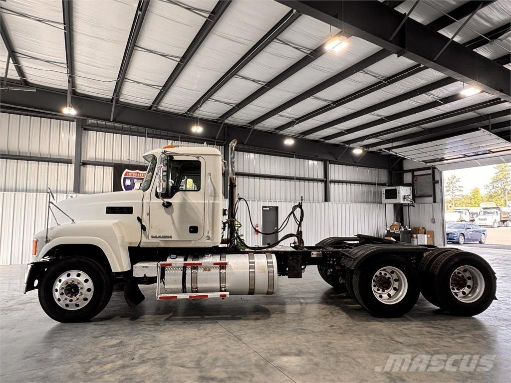 Mack CHU613 Sadulveokid