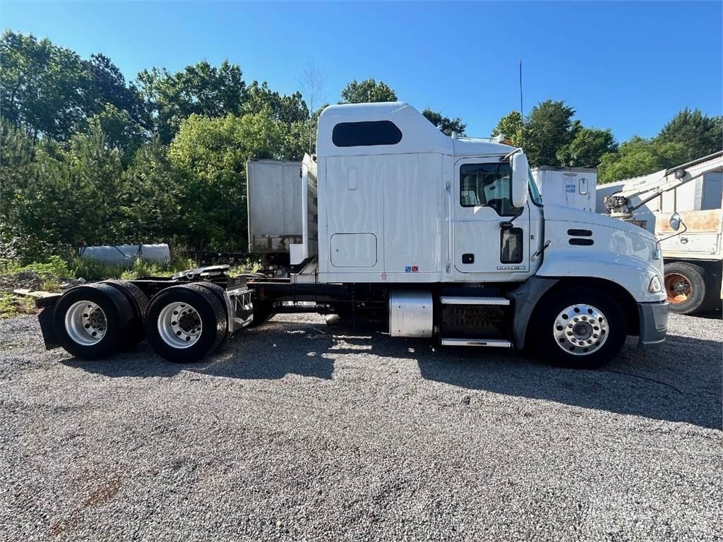 Mack CXU613 Sadulveokid