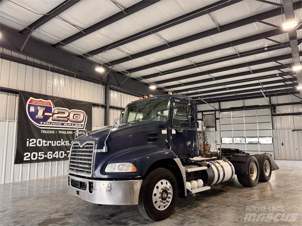 Mack CXU613 Sadulveokid