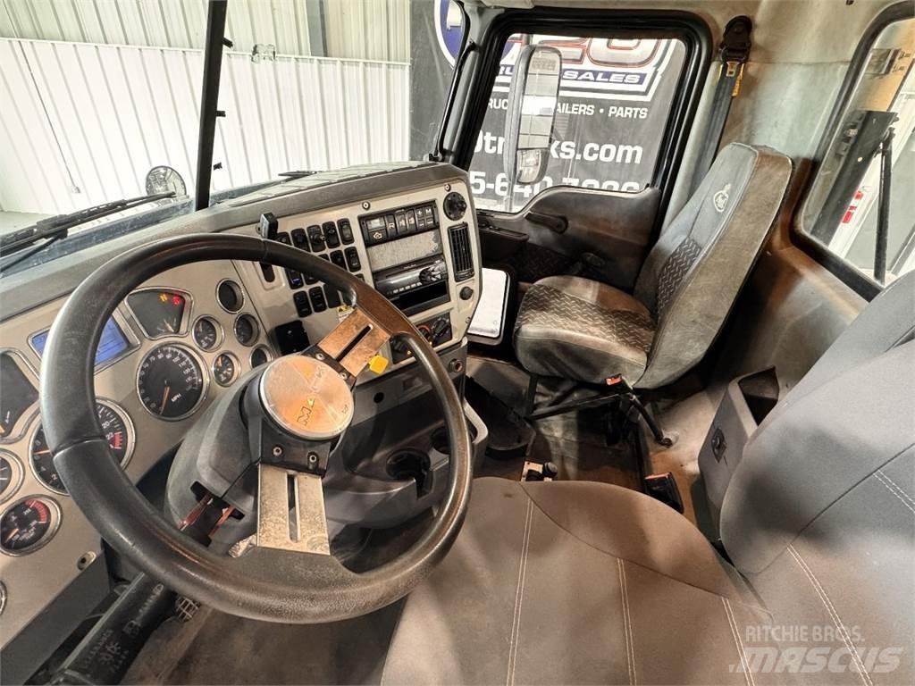 Mack CXU613 Sadulveokid