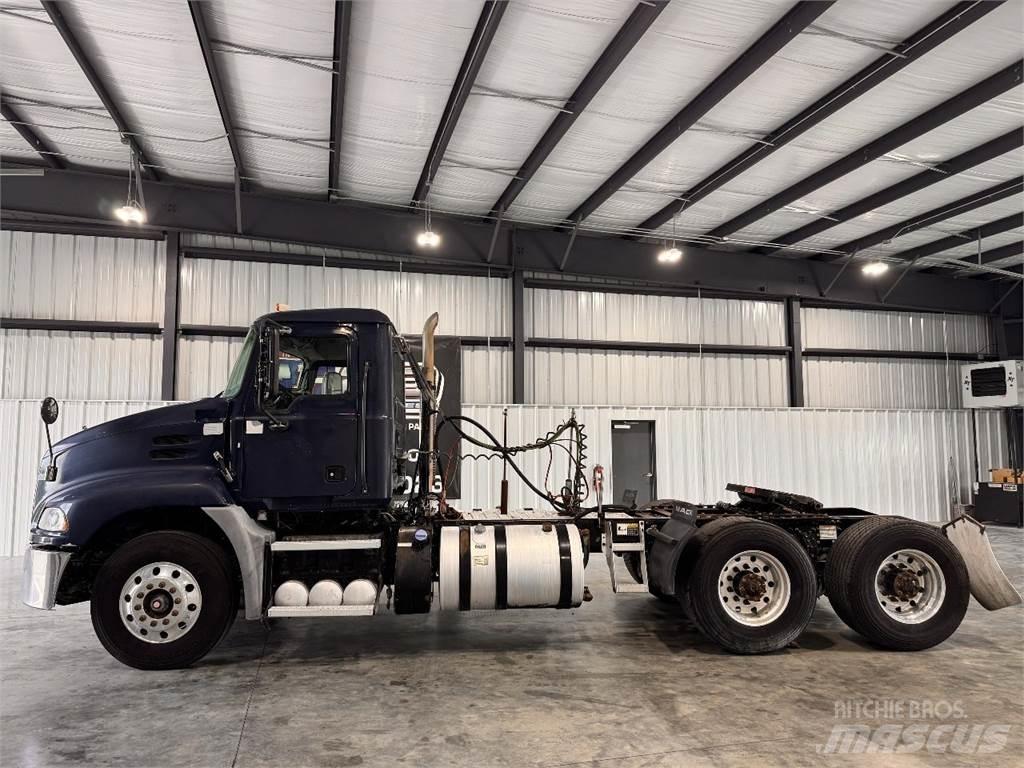 Mack CXU613 Sadulveokid