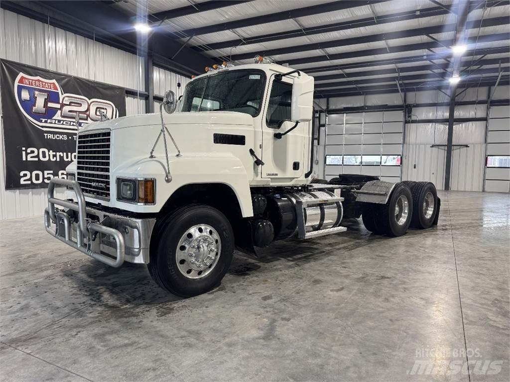 Mack Pinnacle Sadulveokid