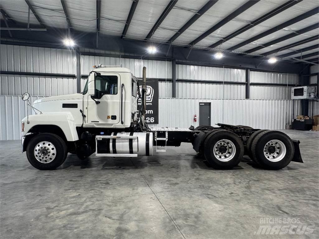 Mack Pinnacle Sadulveokid