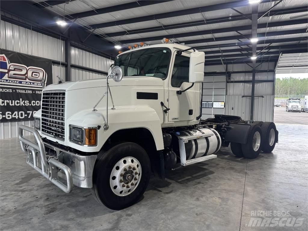 Mack Pinnacle Sadulveokid