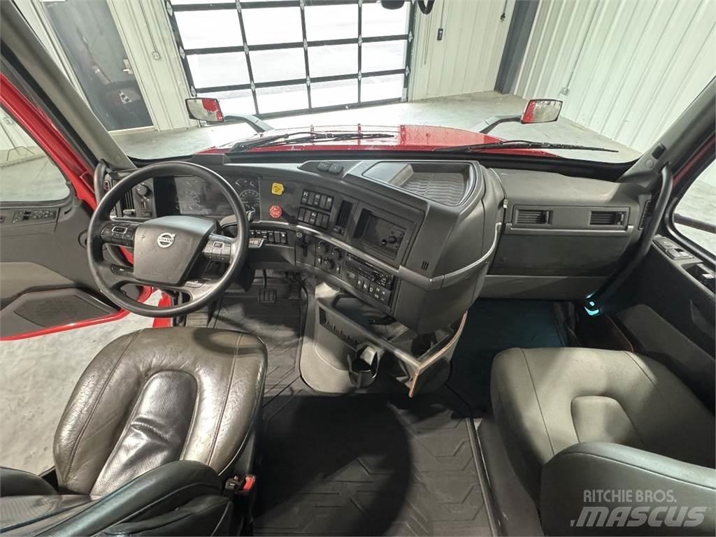 Volvo VNL64T740 Sadulveokid