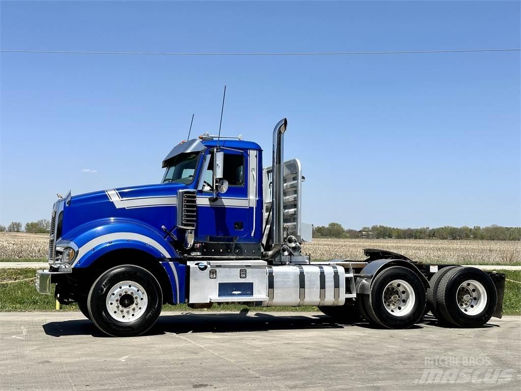 Mack Titan TD713 Sadulveokid