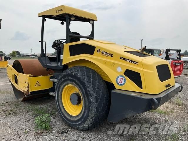 Bomag BW211D-5 Ühe trumliga rullid