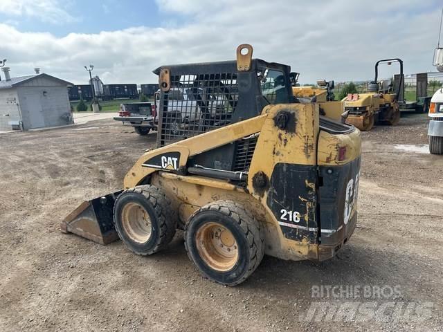 CAT 216 Kompaktlaadurid