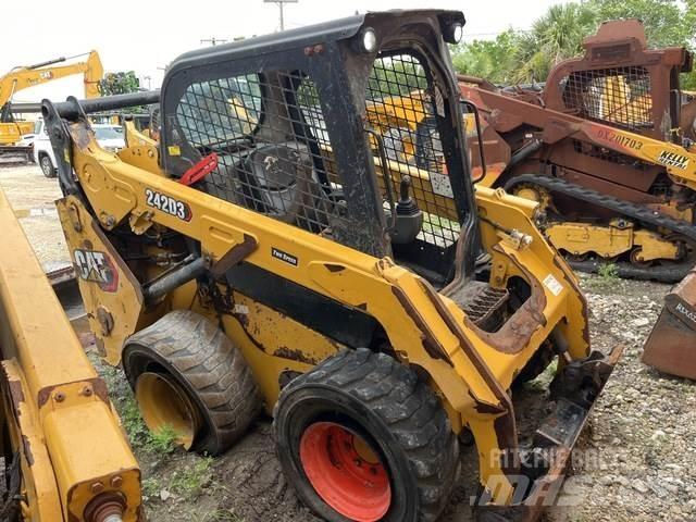 CAT 242D3 Kompaktlaadurid