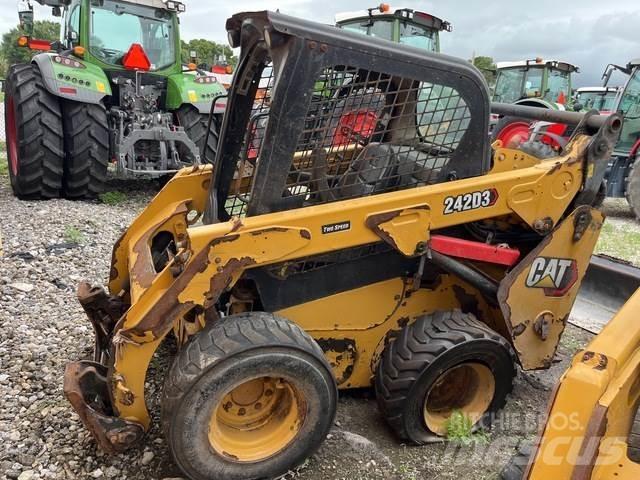 CAT 242D3 Kompaktlaadurid