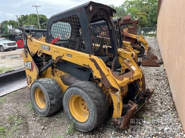 CAT 242D3 Kompaktlaadurid