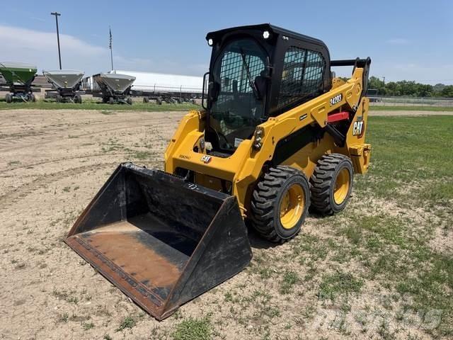 CAT 242D3 Kompaktlaadurid
