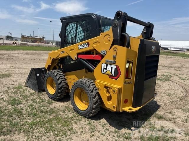 CAT 242D3 Kompaktlaadurid