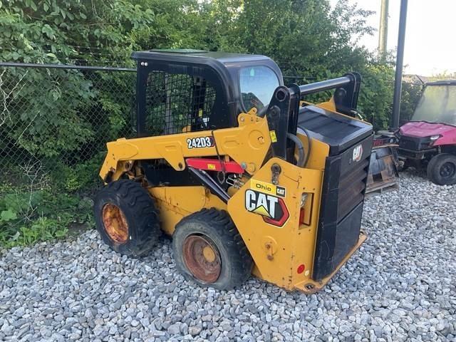 CAT 242D3 Kompaktlaadurid