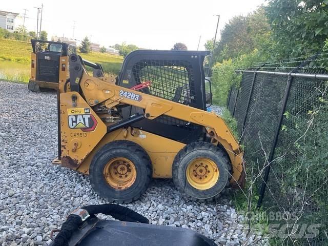 CAT 242D3 Kompaktlaadurid