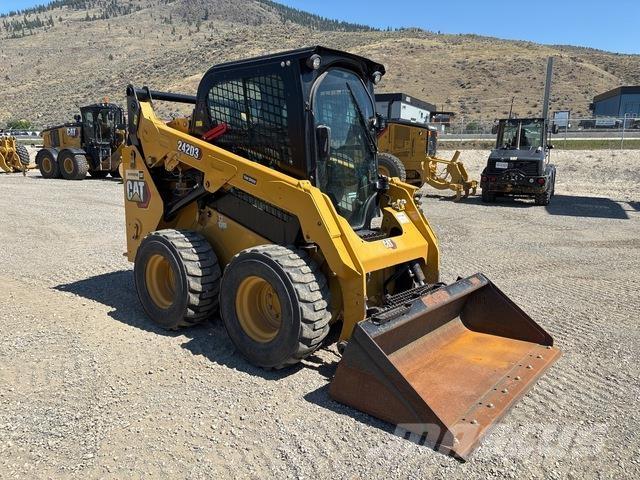 CAT 242D3 Kompaktlaadurid