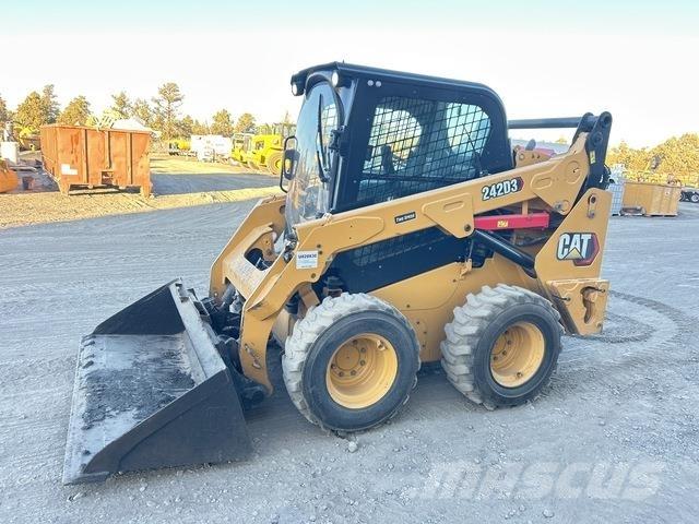 CAT 242D3 Kompaktlaadurid