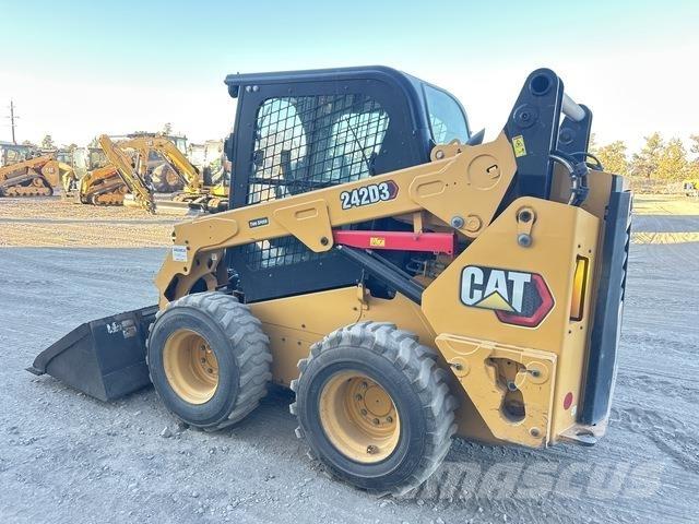 CAT 242D3 Kompaktlaadurid
