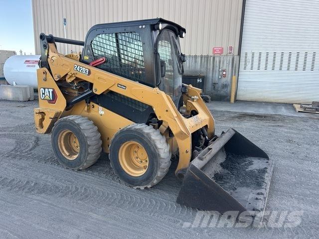 CAT 242D3 Kompaktlaadurid