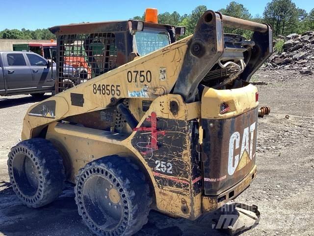 CAT 252 Kompaktlaadurid