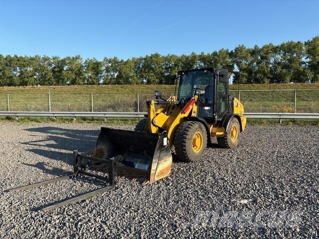 CAT 906 Rataslaadurid