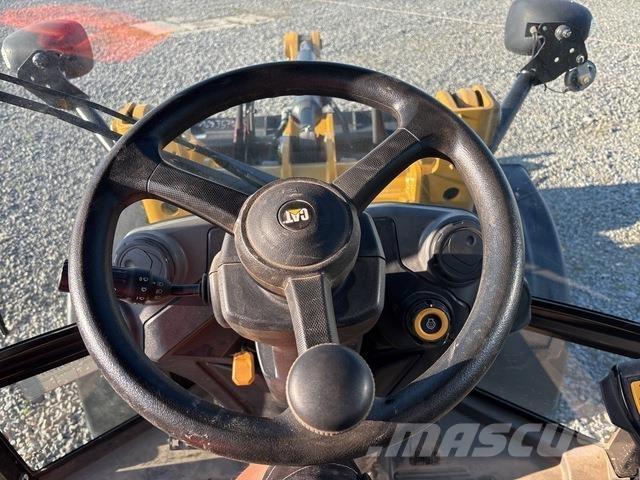 CAT 906 Rataslaadurid