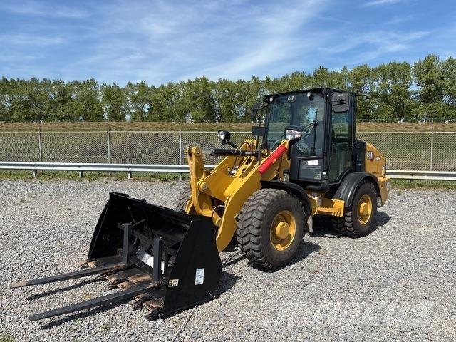 CAT 906 Rataslaadurid