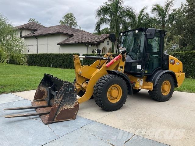 CAT 906 Rataslaadurid