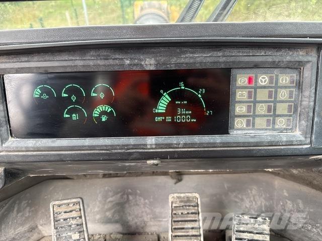 CAT 990 Rataslaadurid