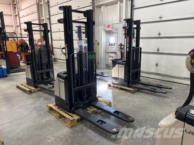 Crown ES 4000 Platvormiga virnastajad