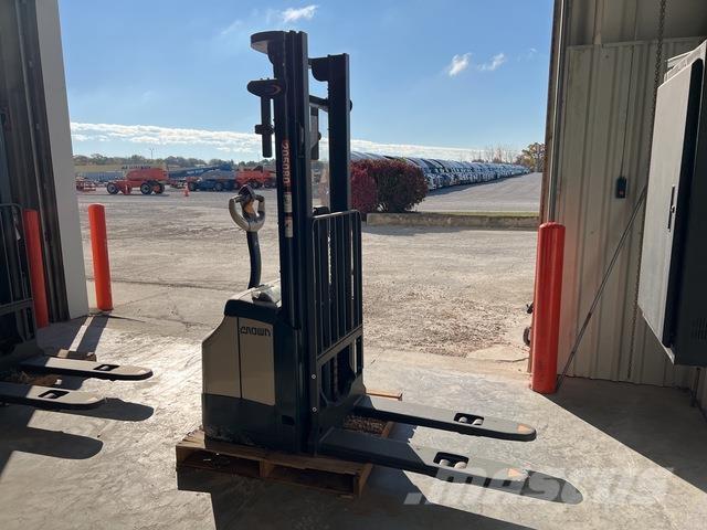 Crown ES 4000 Platvormiga virnastajad