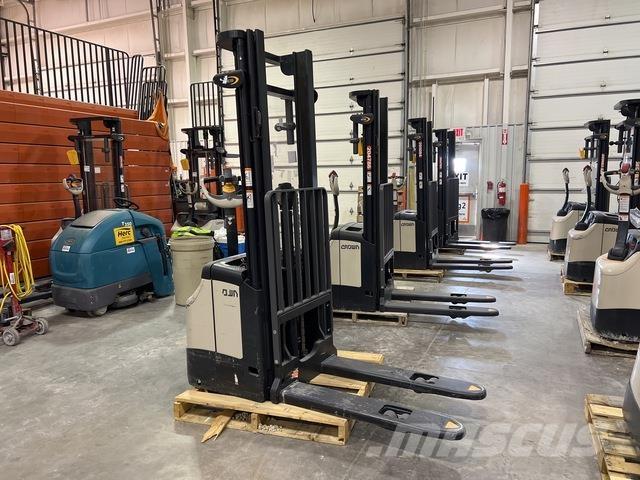 Crown ES 4000 Platvormiga virnastajad