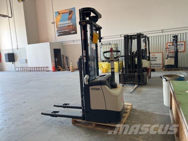 Crown ES 4000 Platvormiga virnastajad