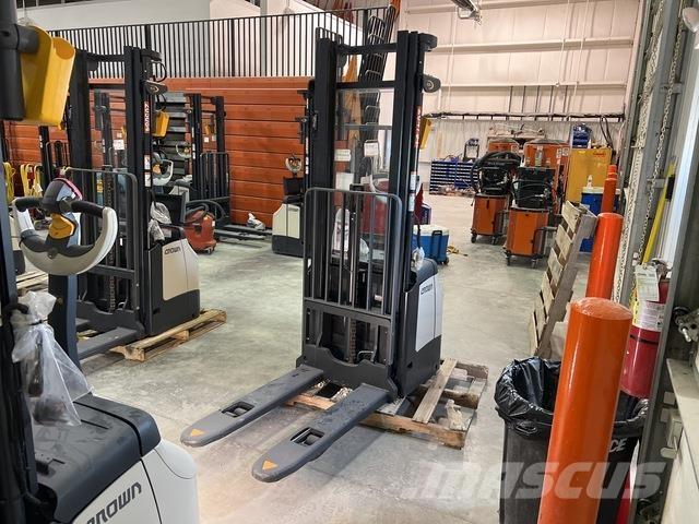 Crown ES 4000 Platvormiga virnastajad