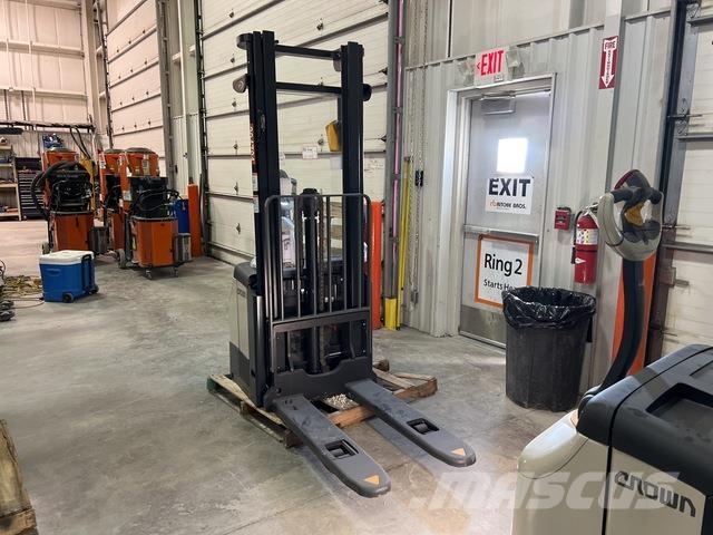 Crown ES 4000 Platvormiga virnastajad