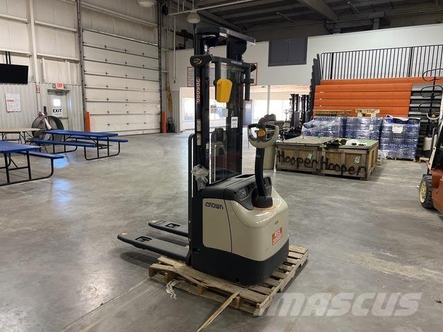 Crown ES 4000 Platvormiga virnastajad