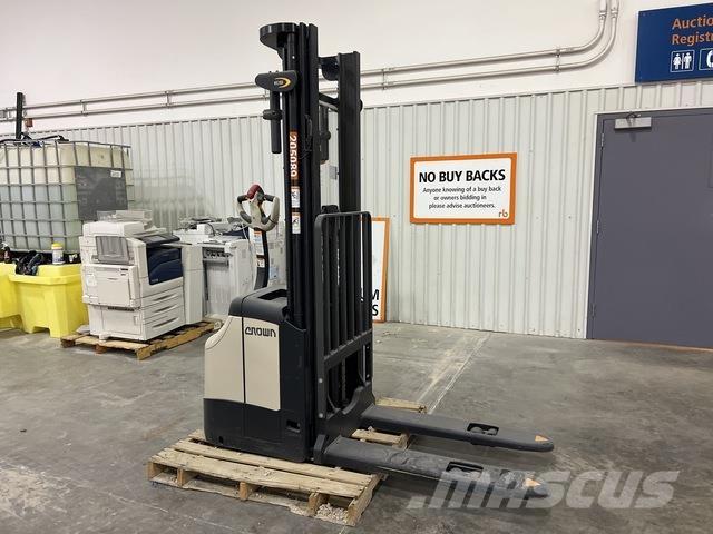 Crown ES 4000 Platvormiga virnastajad