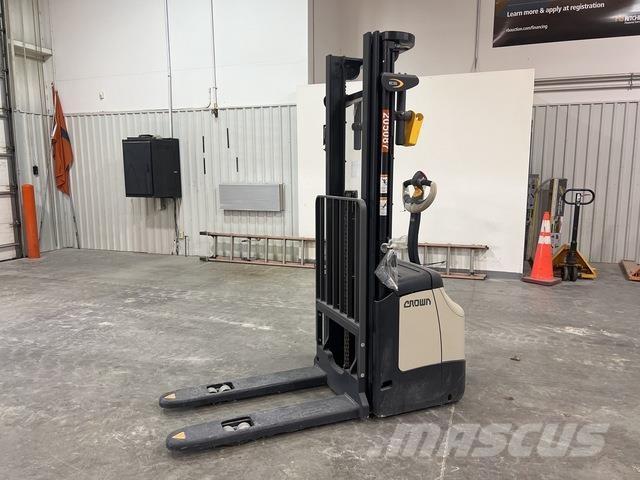 Crown ES 4000 Platvormiga virnastajad