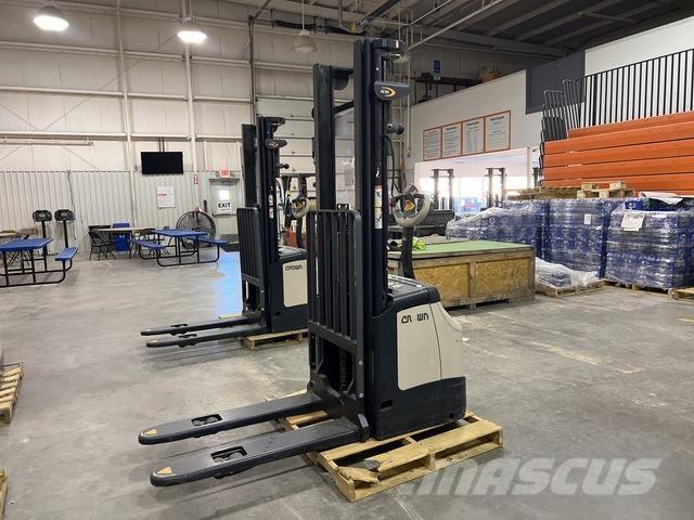 Crown ES 4000 Platvormiga virnastajad